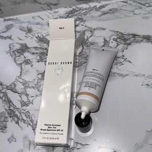NWT Bobbi Brown vitamin enriched skin tint: Fair 2
Never used
Still in box